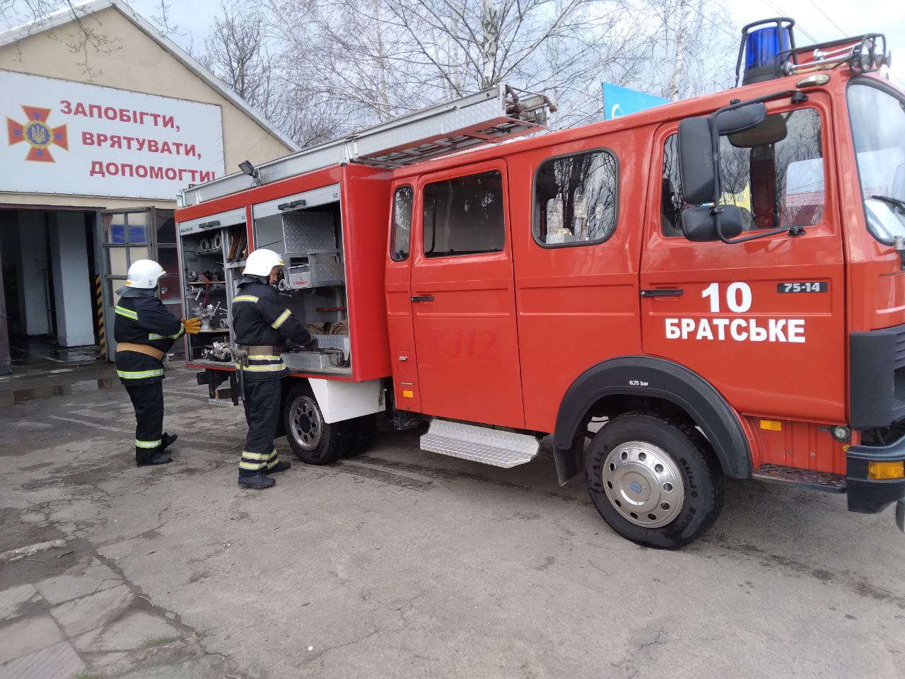 Übergabe mit drei Personen